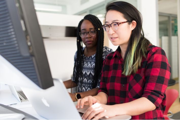 Deux femmes regardant un ordinateur portable.