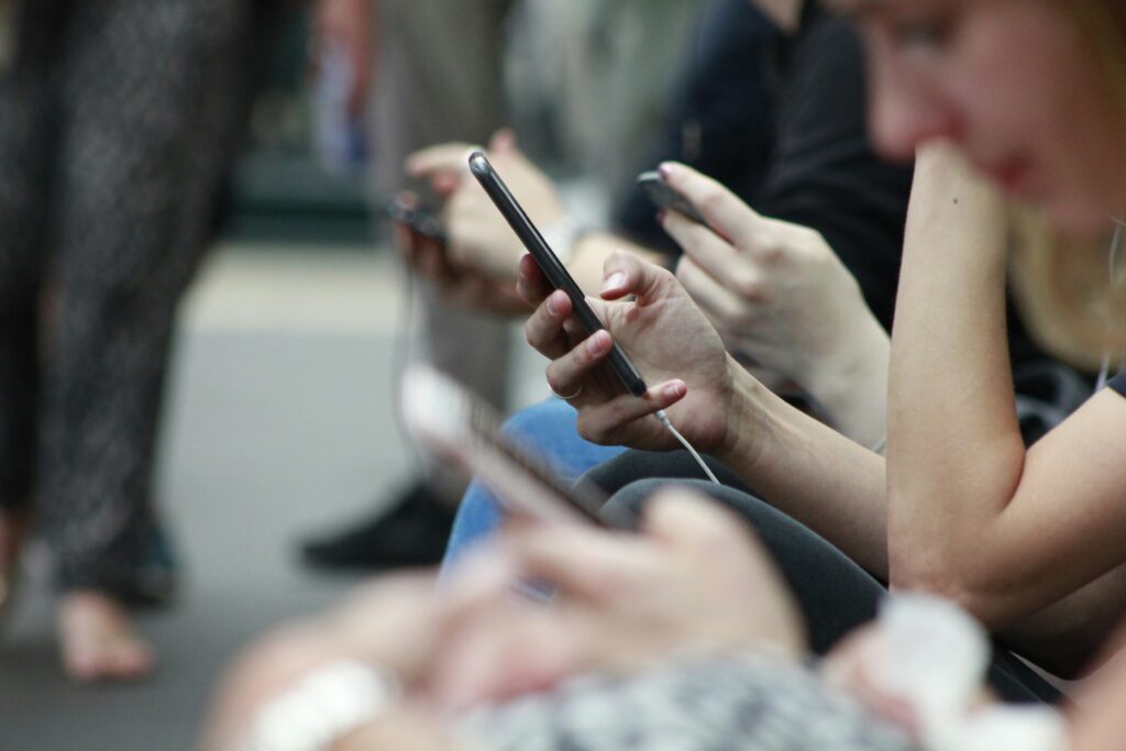 Un groupe de personnes sur leur téléphone.