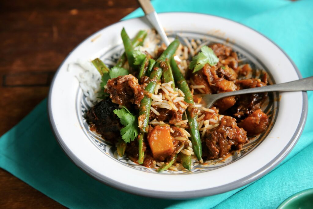 Un repas simple de viande, riz et légumes.