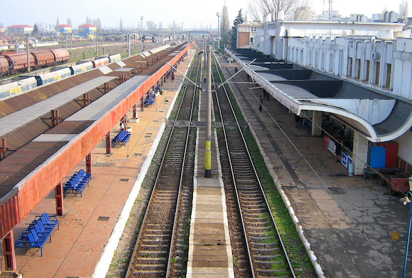 Empty train tracks by Gabriel