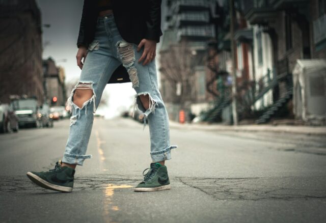 Une personne qui traverse la rue.