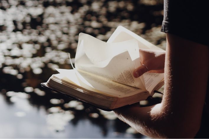 Lire un livre au bord de l'eau.