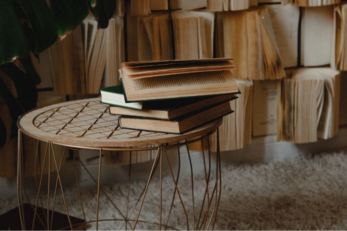 Livres sur une table.