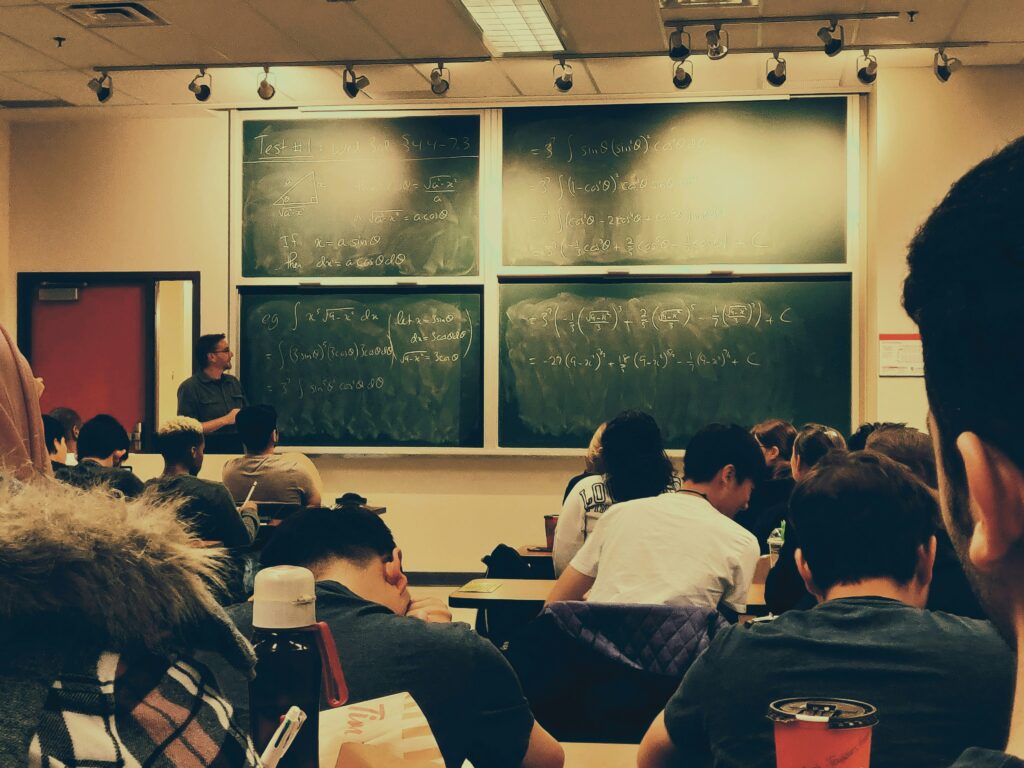 Des étudiants collégiaux en classe ensemble.