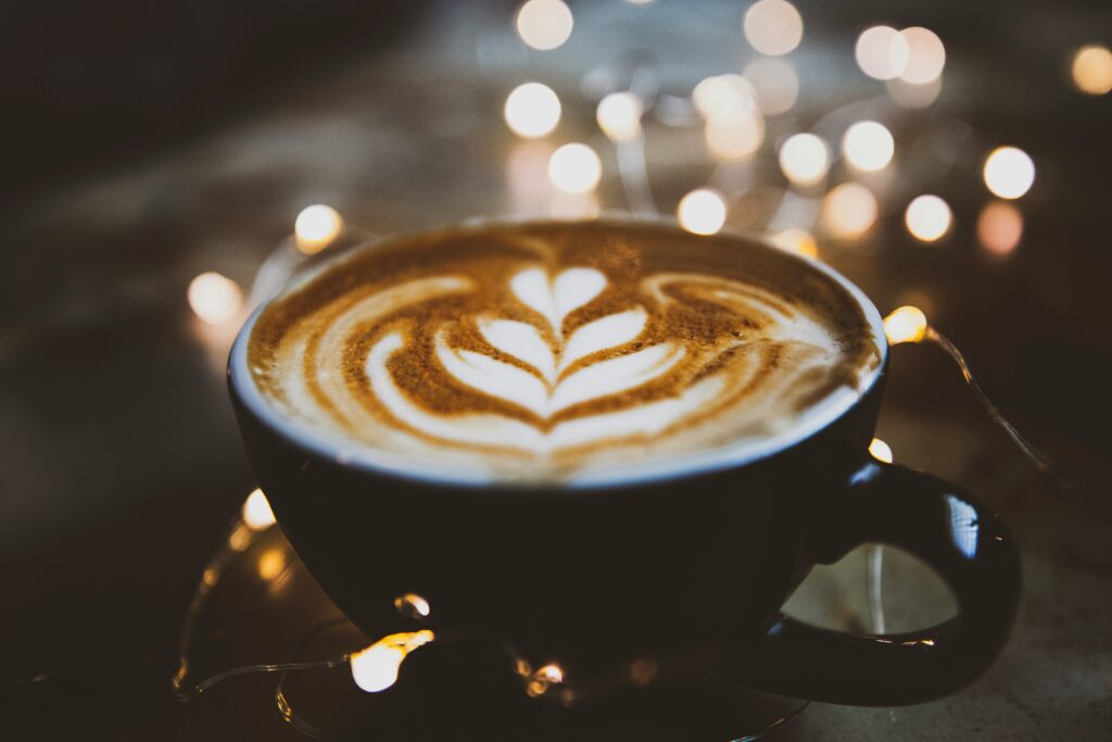Un latte avec un cœur dessiné dessus.