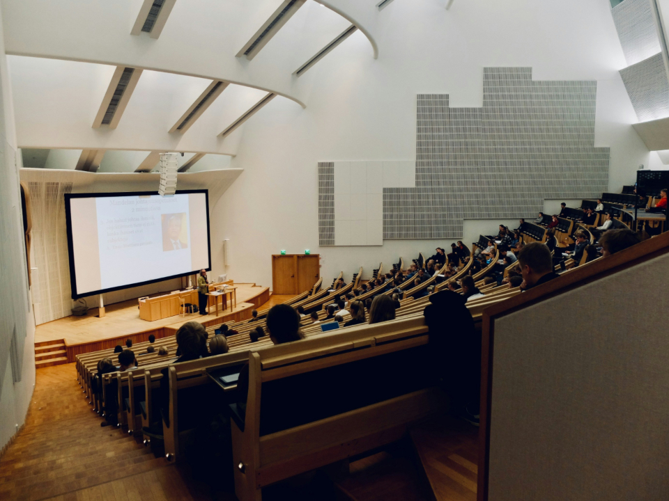 Des étudiants assis en classe.