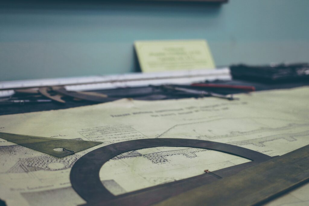 Des dessins d'ingénieur et des outils de mesure.