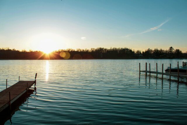 Coucher de soleil sur un lac.