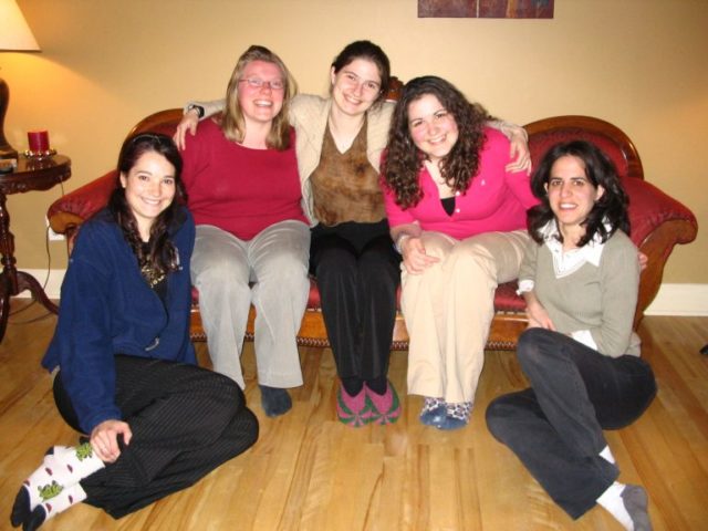 Miryam assise avec des amis.