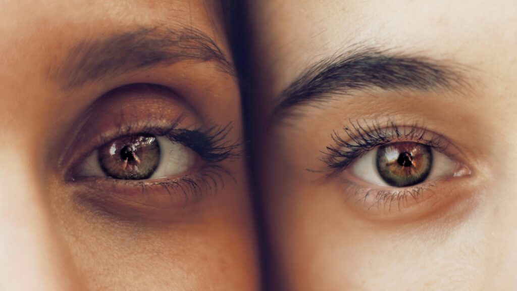Un gros plan des yeux de deux personnes.
