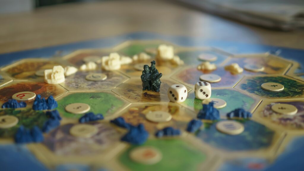 Une photo d'un jeu installé sur une table.