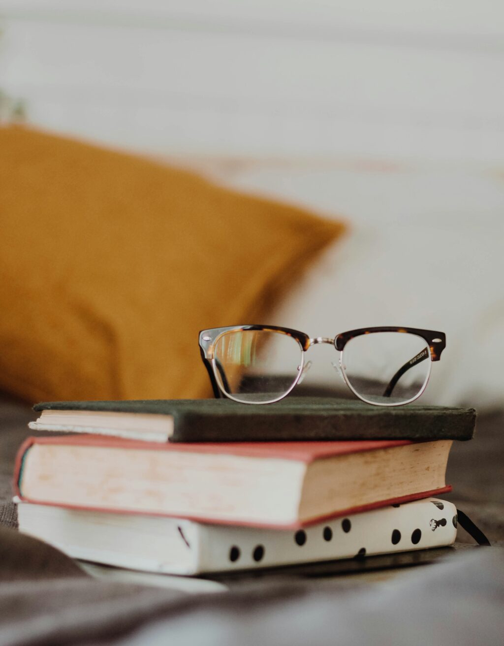 Une paire de lunettes sur une pile de livres.