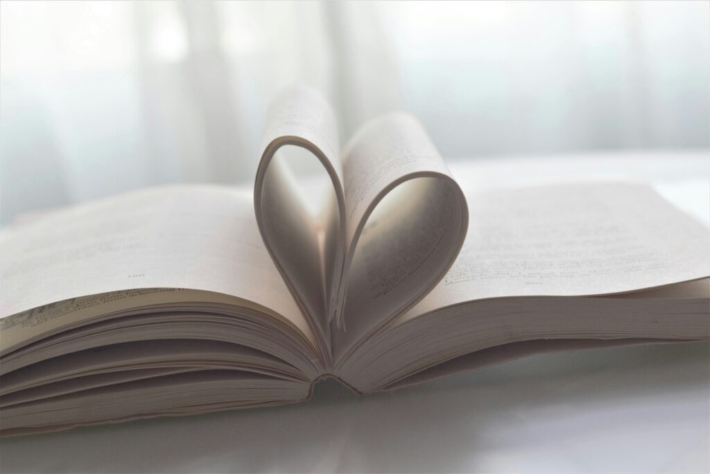 Un livre avec des pages pliées vers le centre pour former un cœur.