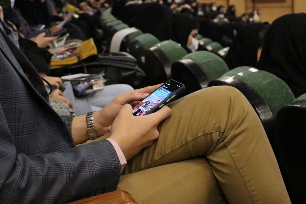 Un groupe de personnes sur leur téléphone.