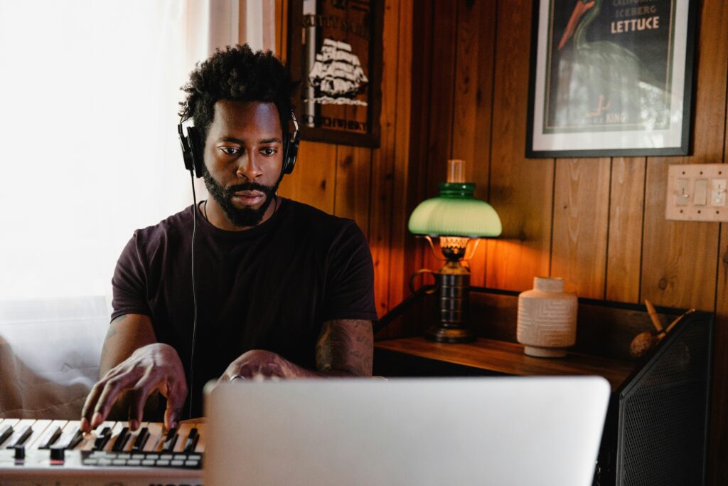 Un homme jouant du clavier.
