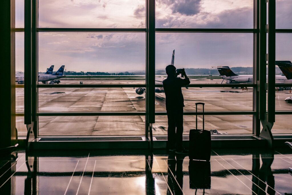 Un homme prenant une photo à l'aéroport.