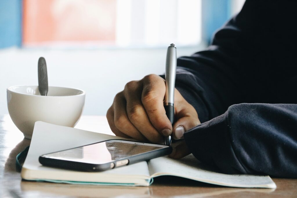 Une personne écrivant dans un journal.