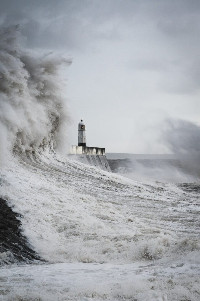 Un phare frappé par d'immenses vagues.