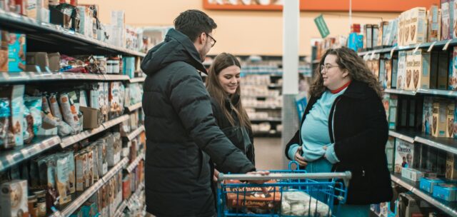 Trois personnes faisant les courses ensemble.