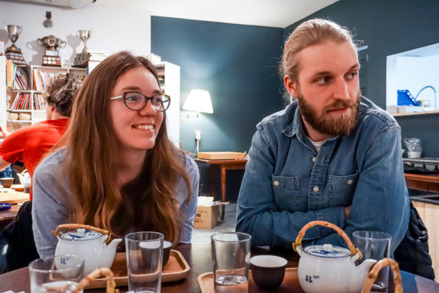 Monica et Nicolas dans un salon de thé.