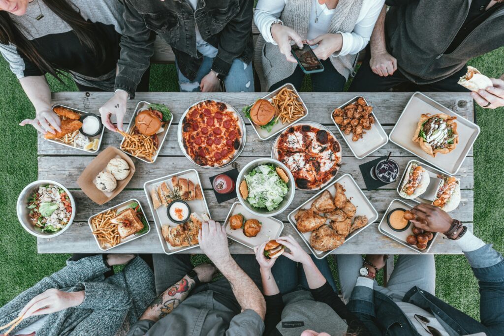 Des personnes assises autour d'une table partageant un repas.