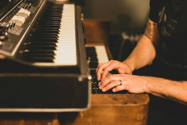 Un homme qui joue du piano.
