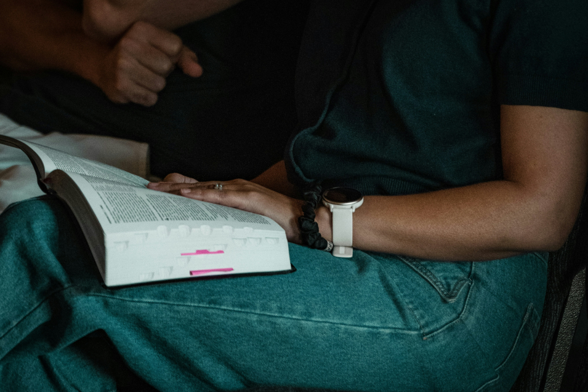 Une personne assise en train de lire sa Bible.