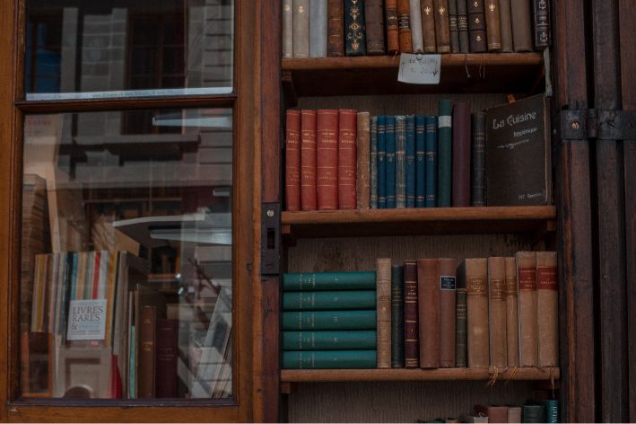 Livres sur une biliothèque.