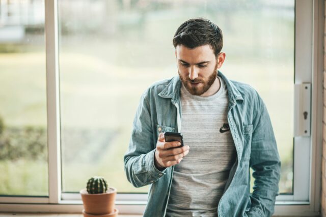 Un homme sur son téléphone.