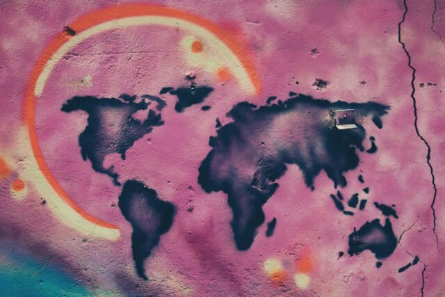 Une carte du monde peinte sur un mur en béton.