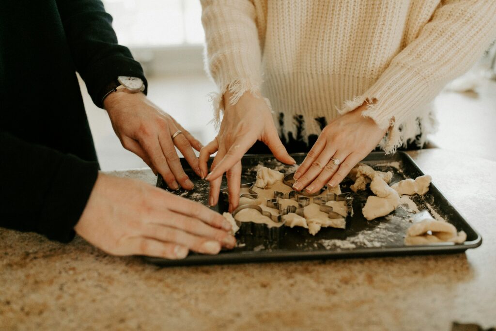 Deux personnes cuisinant ensemble.