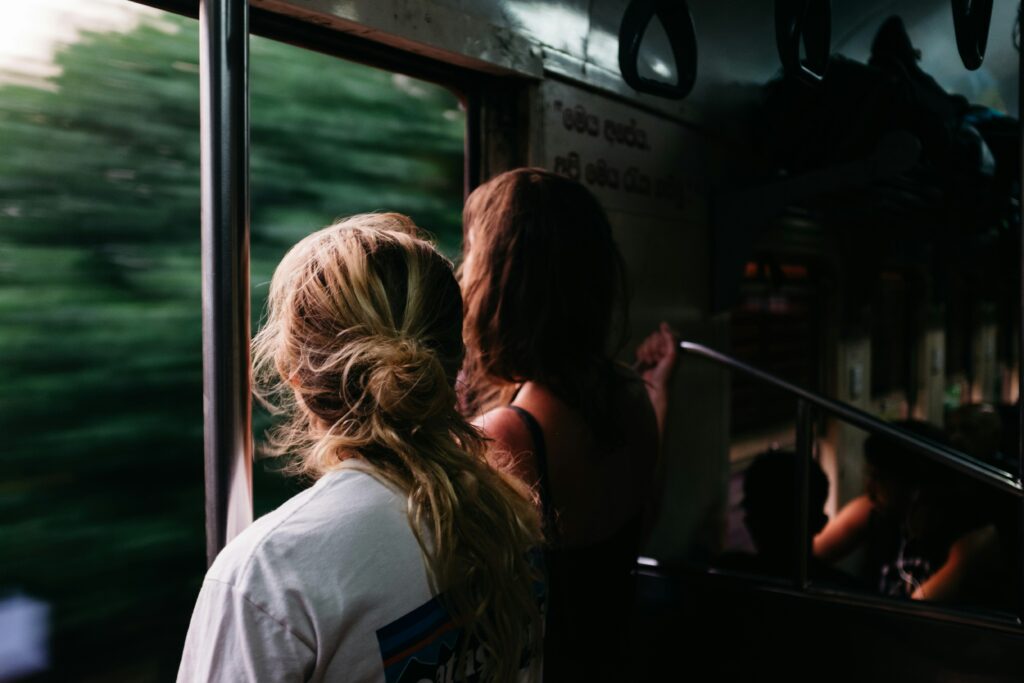 Deux femmes dans un train.