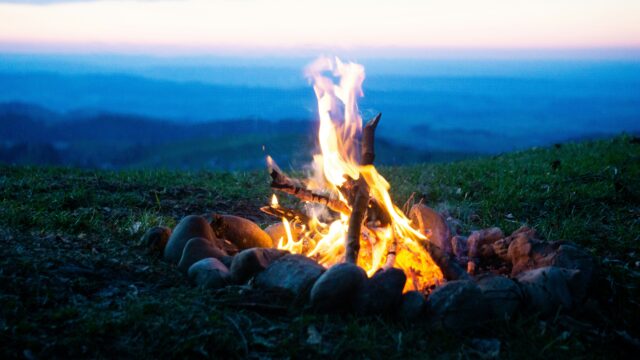 Un feu de camp avec une vue pittoresque sur les montagnes.