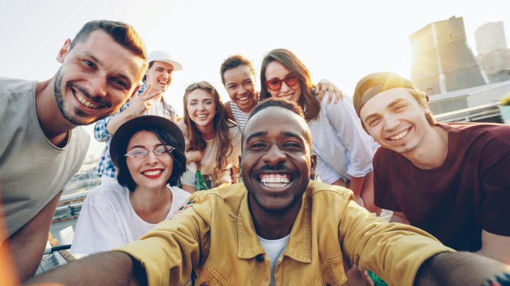 Un groupe d’étudiants prenant un selfie.