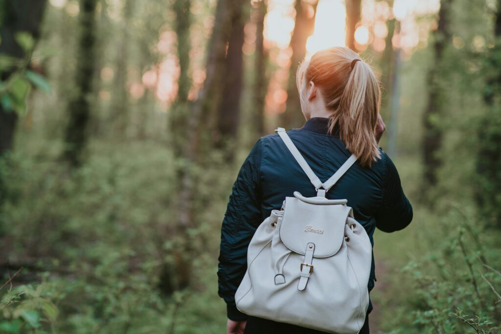 Une jeune femme marchant dans les bois.