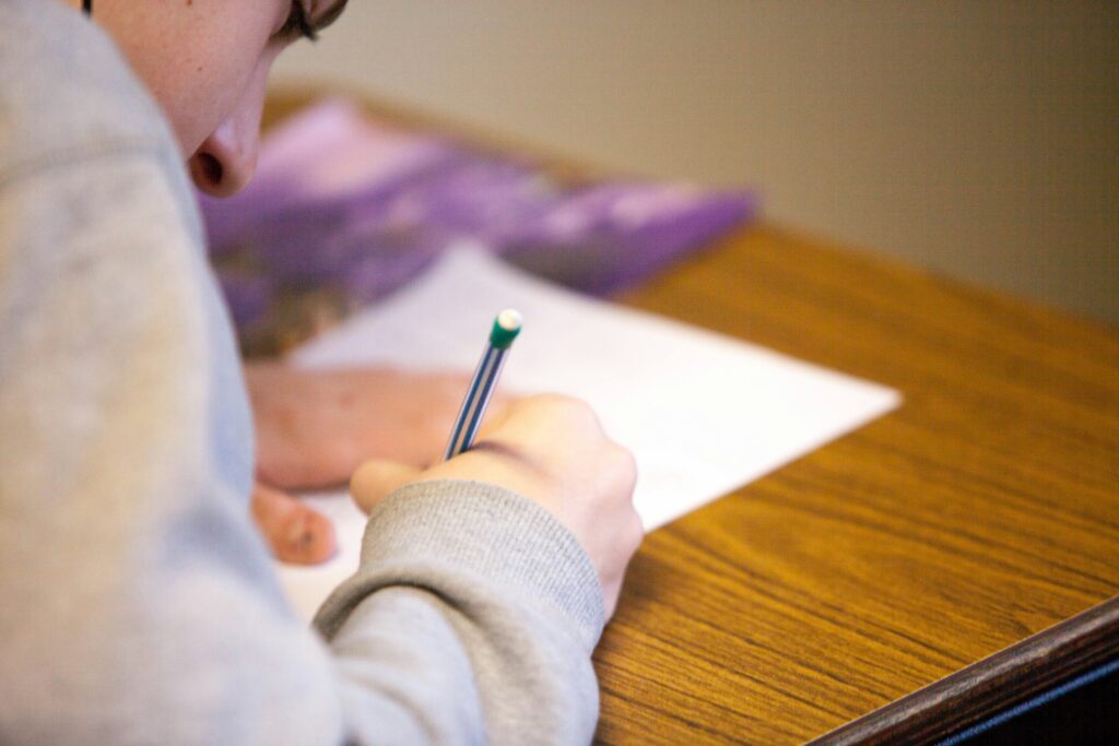 Une femme passant un examen avec du papier et un crayon.