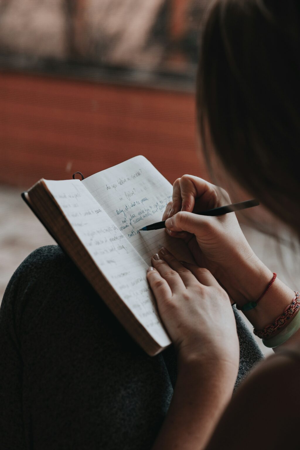 Une jeune femme écrivant dans un journal.