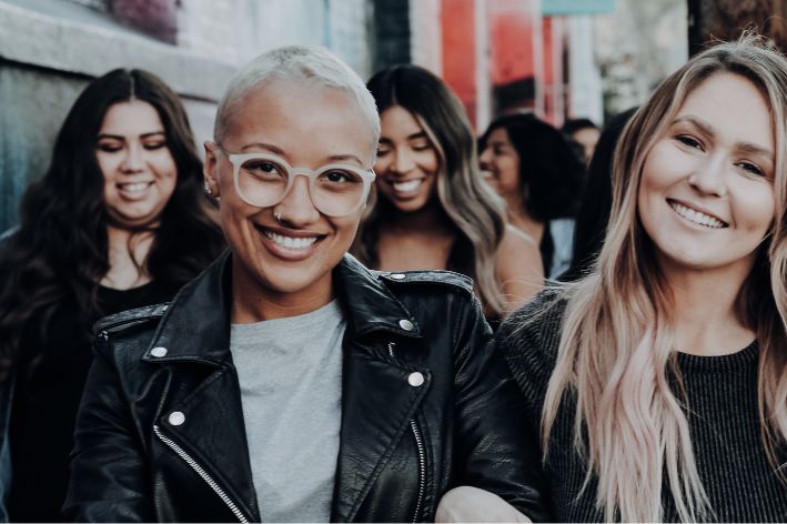 Jeunes femmes souriantes.